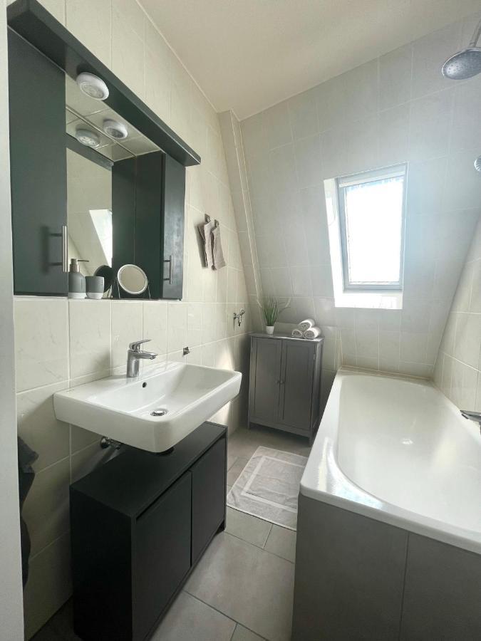 Apartment, 3 Zkdb, Balkon, Dachgeschoss, Naehe Duesseldorf *